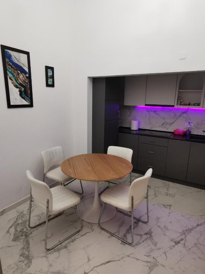 Central Designer Flat Орадя Экстерьер фото